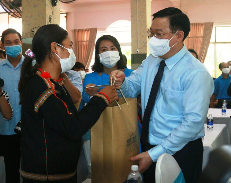 Chủ tịch Quốc hội Vương Đình Huệ tặng quà cho công nhân, người lao động gặp khó khăn do ảnh hưởng dịch Covid-19. Chủ tịch Quốc hội Vương Đình Huệ làm việc với Ban Thường vụ Tỉnh ủy Đắk Lắk -0