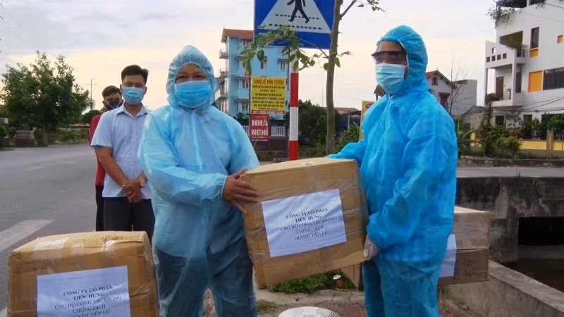 Doanh nghiệp tặng khẩu trang ủng hộ phòng, chống dịch cho huyện Tiên Lữ.