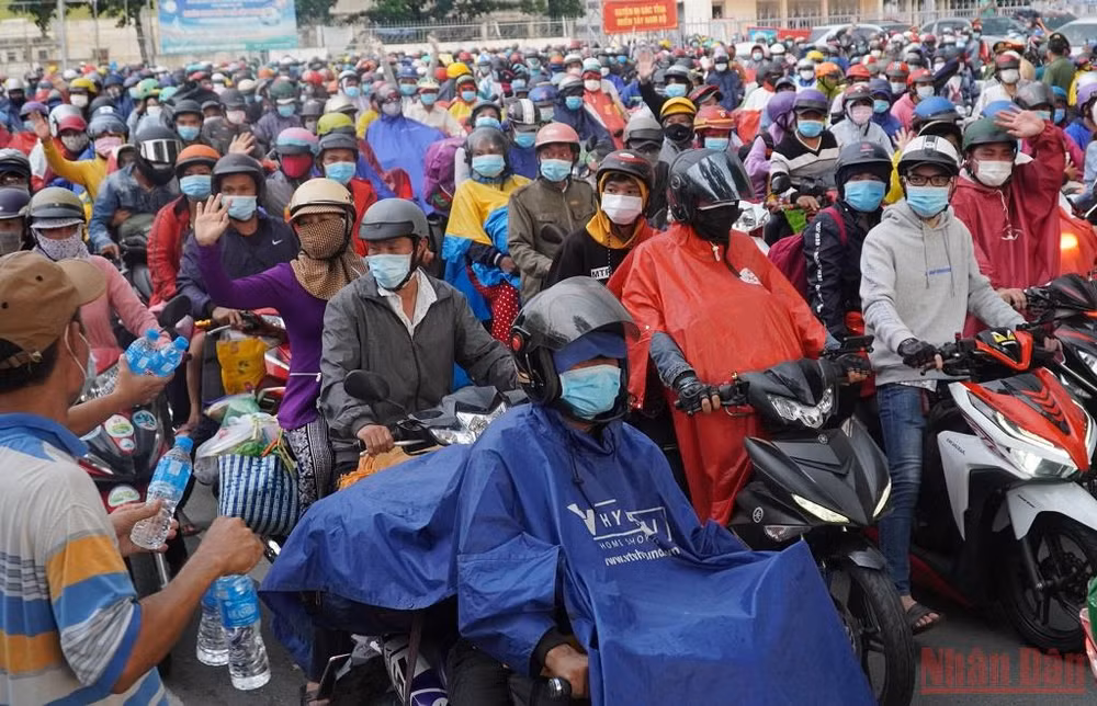 Tiếp sức cho người về quê -0