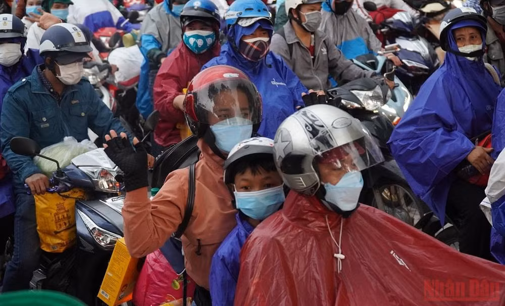 Tiếp sức cho người về quê -0