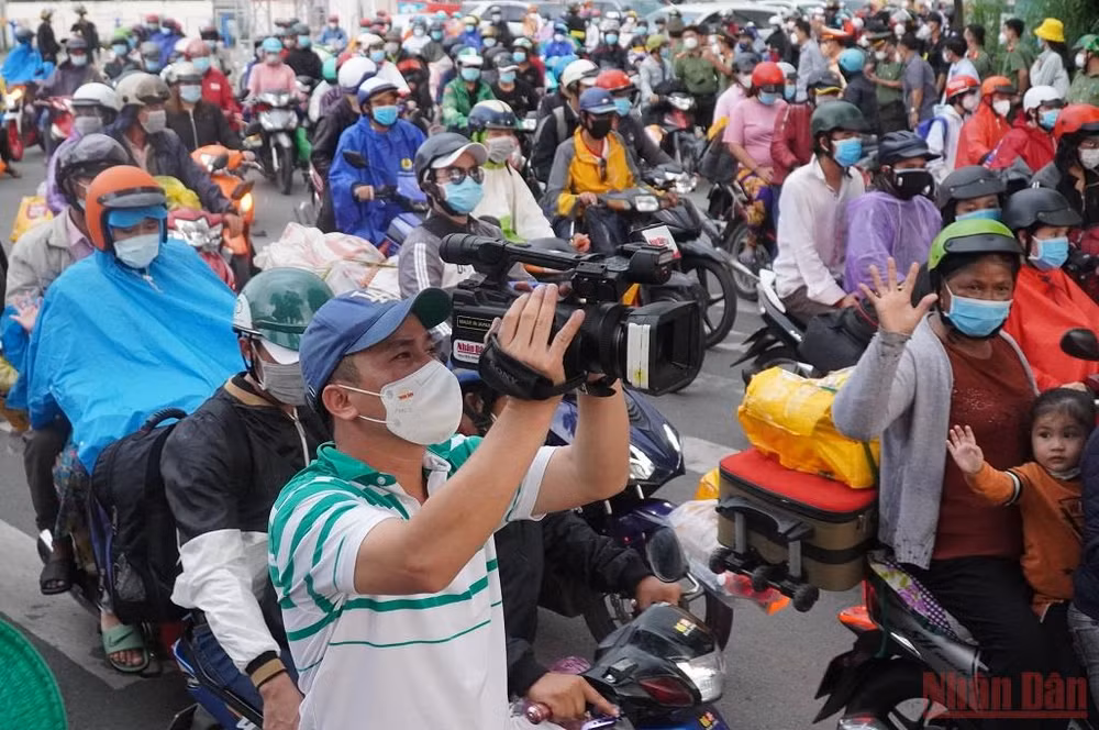 Tiếp sức cho người về quê -0