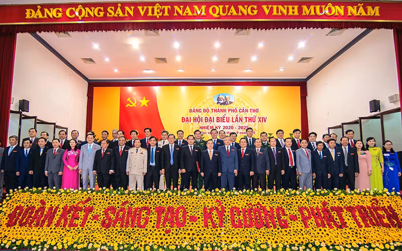 Ban Chấp hành Ðảng bộ TP Cần Thơ nhiệm kỳ 2020 - 2025 ra mắt đại hội.