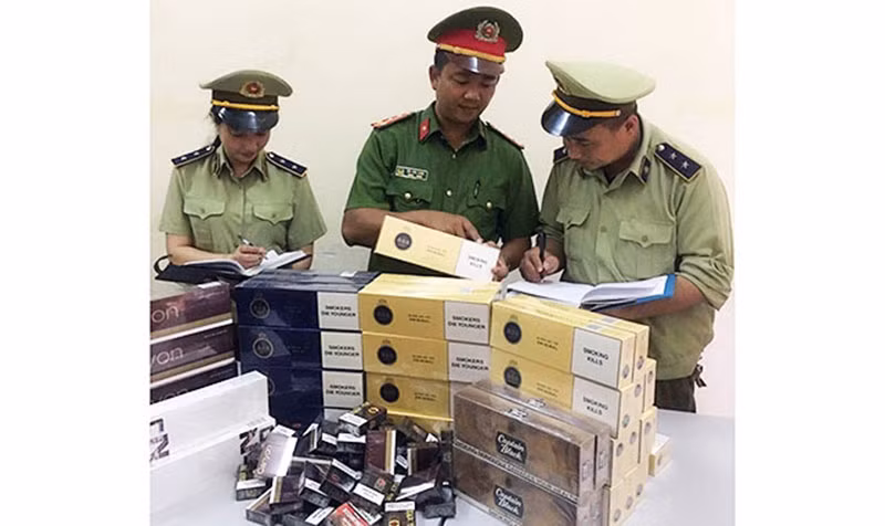 Lực lượng chức năng tỉnh Hòa Bình xử lý lô hàng thuốc lá vi phạm về kinh doanh hàng cấm tại phường Phương Lâm, TP Hòa Bình. Ảnh: BÙI MINH