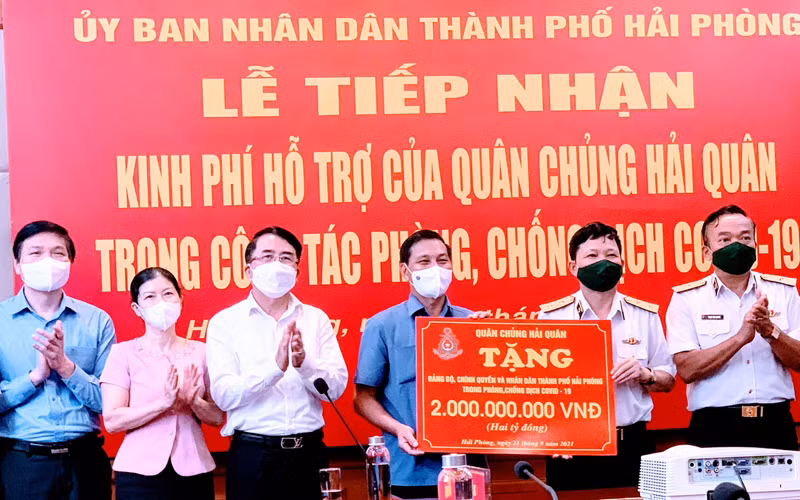 Đại diện lãnh đạo Quân chủng Hải Quân trao 2 tỷ đồng tặng TP Hải Phòng chống dịch Covid-19.