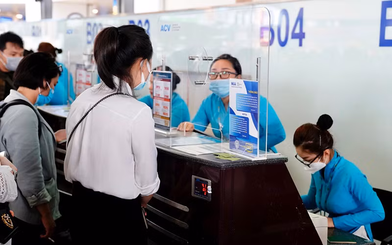 Hành khách làm thủ tục. Ảnh: Cảng hàng không quốc tế Nội Bài 