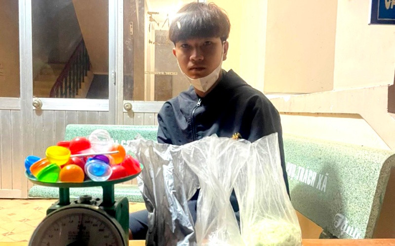 Đỗ Văn Thành cùng hóa chất và vật liệu dùng để làm pháo nổ tự chế bị thu giữ.