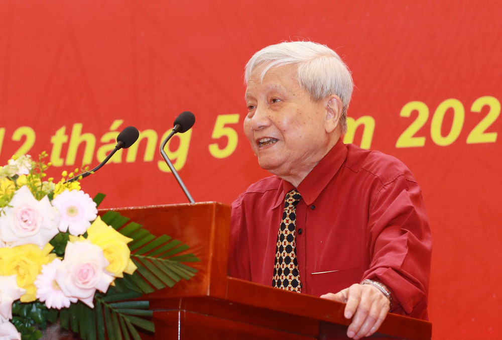 Nhà báo lão thành Hà Đăng trình bày tham luận. 16.jpg -0