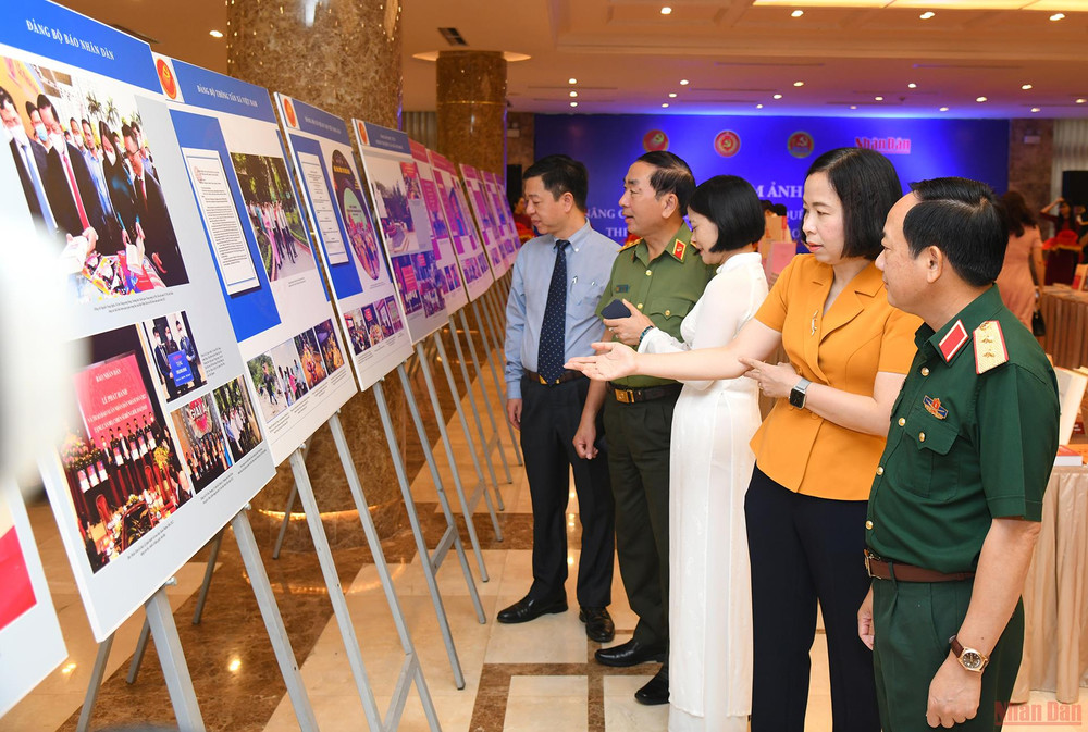 Tổng Giám đốc Thông tấn xã Việt Nam Vũ Việt Trang giới thiệu tới các đại biểu về triển lãm ảnh. Hội thảo khoa học quốc gia “Nâng cao đạo đức cách mạng, quét sạch chủ nghĩa cá nhân theo tư tưởng, đạo đức, phong cách Hồ Chí Minh” -0
