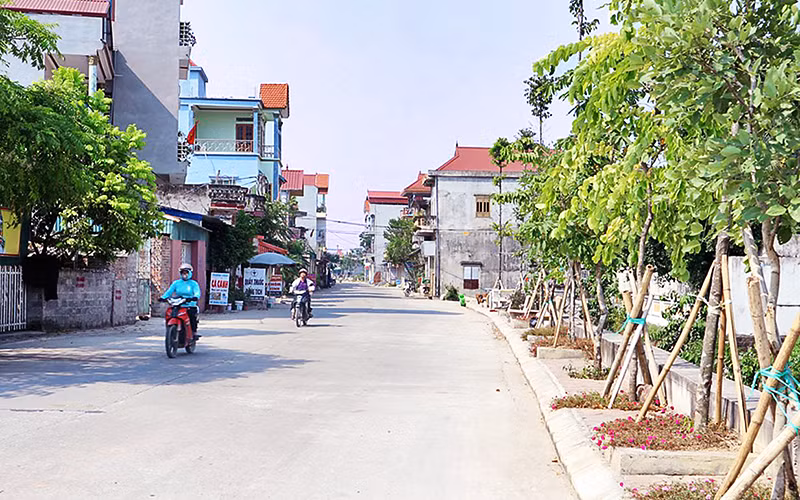 Tuyến đường liên xã Tuy Lai, huyện Mỹ Đức được mở rộng khang trang, tạo điều kiện giao thông thuận lợi cho người dân. (Ảnh KIM NHUỆ)