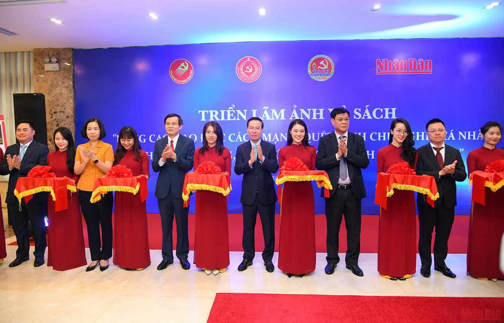 Thường trực Ban Bí thư Võ Văn Thưởng và các đại biểu cắt băng khai mạc triển lãm ảnh và sách “Nâng cao đạo đức cách mạng, quét sạch chủ nghĩa cá nhân theo tư tưởng, đạo đức, phong cách Hồ Chí Minh”. Hội thảo khoa học quốc gia “Nâng cao đạo đức cách mạng, quét sạch chủ nghĩa cá nhân theo tư tưởng, đạo đức, phong cách Hồ Chí Minh” -0
