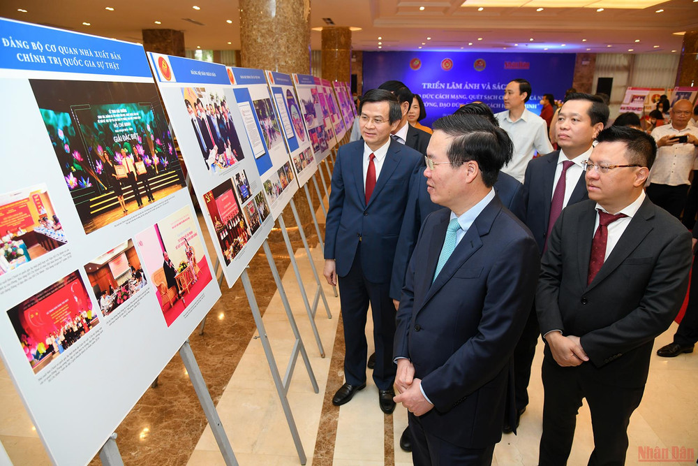 Thường trực Ban Bí thư Võ Văn Thưởng và các đại biểu tham quan triển lãm ảnh. Hội thảo khoa học quốc gia “Nâng cao đạo đức cách mạng, quét sạch chủ nghĩa cá nhân theo tư tưởng, đạo đức, phong cách Hồ Chí Minh” -0