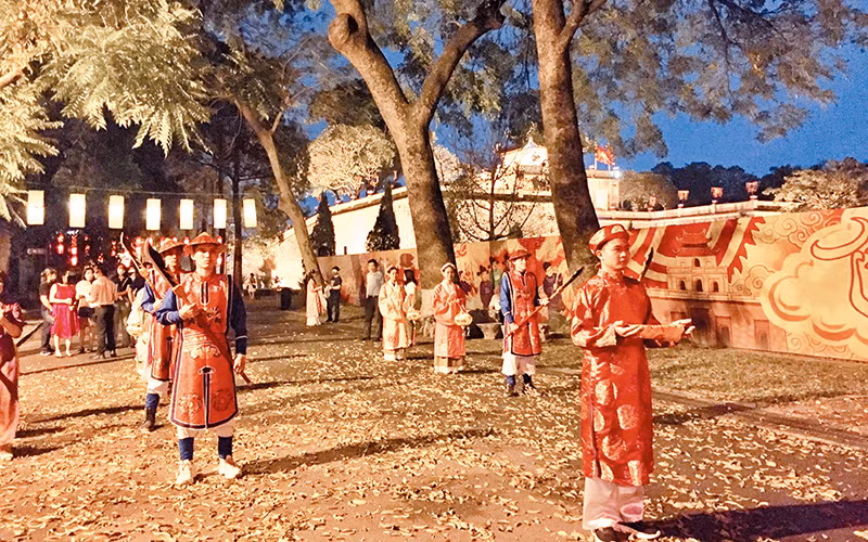 Khách du lịch được "thị vệ hoàng cung" và "cung nữ" hướng dẫn khám phá Hoàng thành.