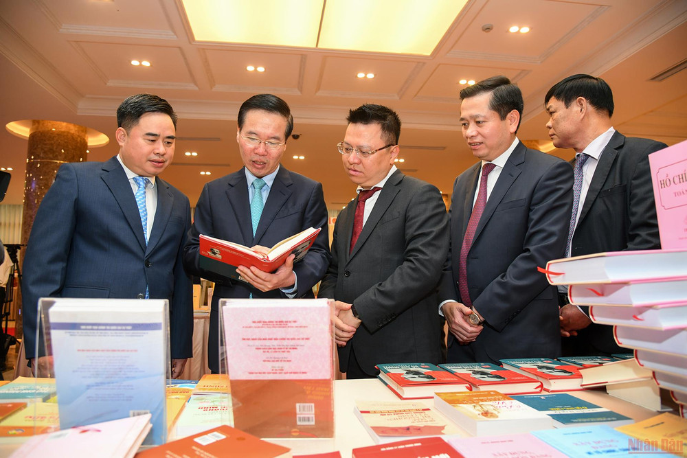 Thường trực Ban Bí thư Võ Văn Thưởng và các đại biểu tham quan triển lãm sách. Hội thảo khoa học quốc gia “Nâng cao đạo đức cách mạng, quét sạch chủ nghĩa cá nhân theo tư tưởng, đạo đức, phong cách Hồ Chí Minh” -0