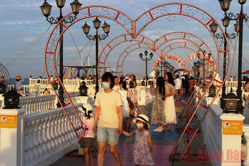 Bến thuyền Đại Dương Xanh hấp dẫn khách du lịch. Khai hội du lịch biển Hải Tiến -0