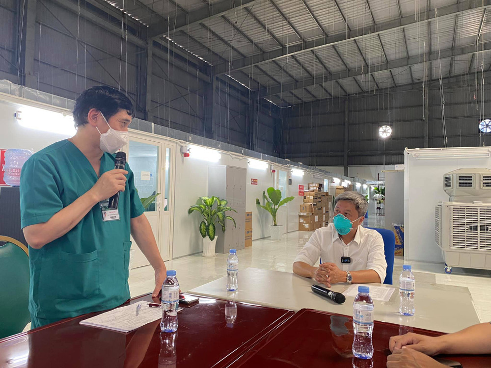 PGS, TS Đỗ Ngọc Sơn, Phó Giám đốc Trung tâm Trung tâm Hồi sức tích cực, Bệnh viện Bạch Mai báo cáo công tác điều trị với Thứ trưởng Nguyễn Trường sơn. Những tín hiệu khả quan tại Trung tâm Hồi sức tích cực, Bệnh viện Bạch Mai -0