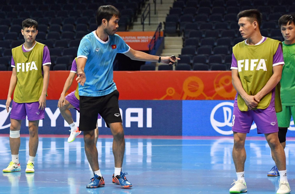 HLV Phạm Minh Giang chỉ đạo các học trò. (Ảnh: VFF) Đội tuyển futsal Việt Nam hướng tới kết quả khả quan trước Nga -0