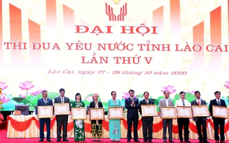 Tặng Bằng khen của Thủ tướng Chính phủ cho các đại biểu có thành tích xuất sắc trong phong trào “Thi đua yêu nước” ở địa phương. 6-1603872012762.jpg