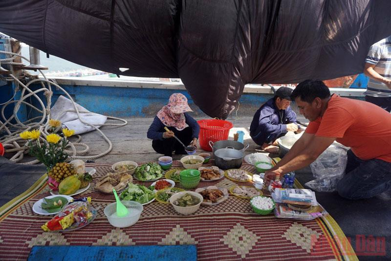 Mâm cơm cúng tàu đầu năm mới của ngư dân. Hàng trăm tàu cá ngư dân miền trung tất bật vươn khơi -0