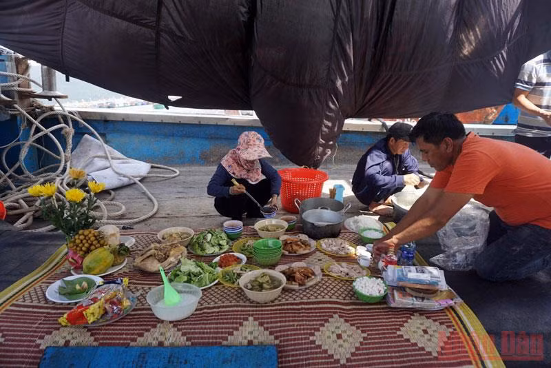 Hàng trăm tàu cá ngư dân miền trung tất bật vươn khơi -0