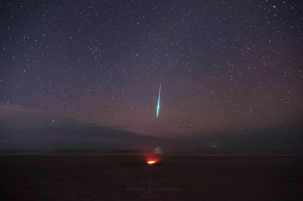 Mưa sao băng Geminid ngay trên ngọn lửa trại ở bờ biển đảo Assateague ở Maryland ngày 14/12/2018. Ảnh: Jeff Berkes/Instagram/Facebook. Những hiện tượng thiên văn kỳ thú năm 2022 -0