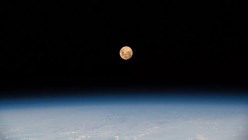 "Siêu trăng" ngày 26/4/2021 được nhìn thấy từ Trạm Vũ trụ quốc tế. Ảnh: NASA. Những hiện tượng thiên văn kỳ thú năm 2022 -0