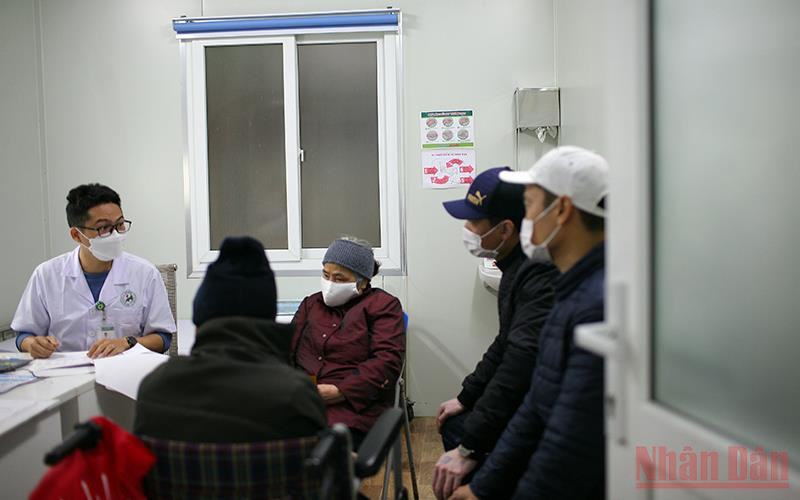 Nhiều gia đình cùng đi khám hậu Covid-19. (Ảnh: H.V) Gia tăng bệnh nhân khám hậu Covid-19 -0