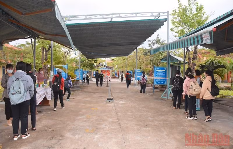 Học sinh Đà Nẵng vui đến trường sau nhiều ngày học trực tuyến -0