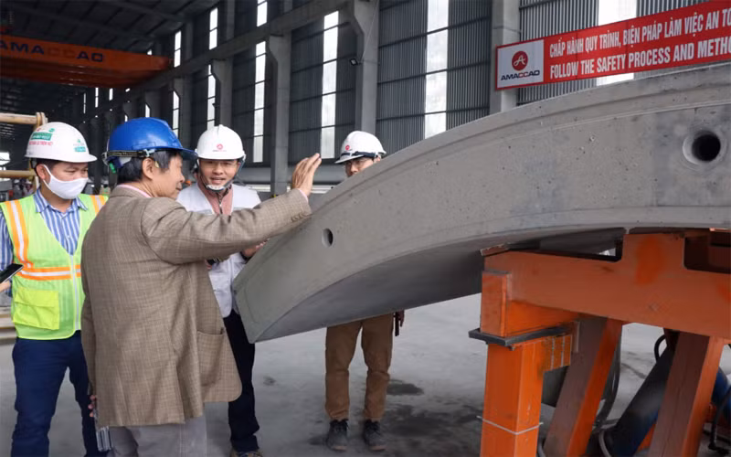 Các chuyên gia của Hội đồng nghiệm thu nhà nước tiến hành kiểm tra các thông số kỹ thuật, nguyên liệu sản xuất... của vỏ hầm.