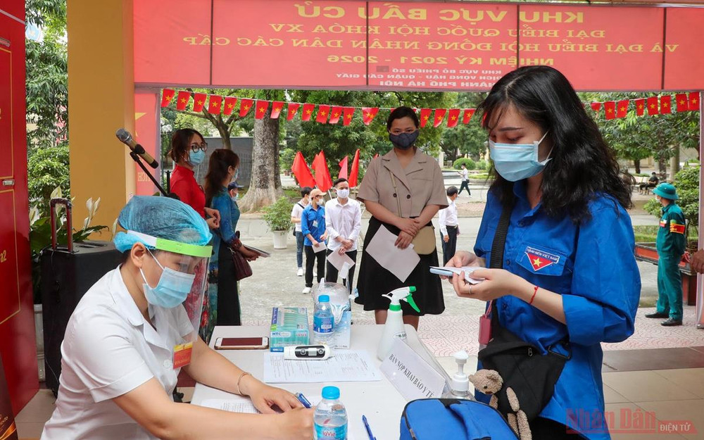Cử tri trẻ là sinh viên tham gia thực hiện quyền công dân tại khu vực bỏ phiếu số 11, phường Dịch Vọng Hậu, quận Cầu Giấy. Ảnh: Trần Huấn Người dân Thủ đô trong “Ngày hội non sông” -2