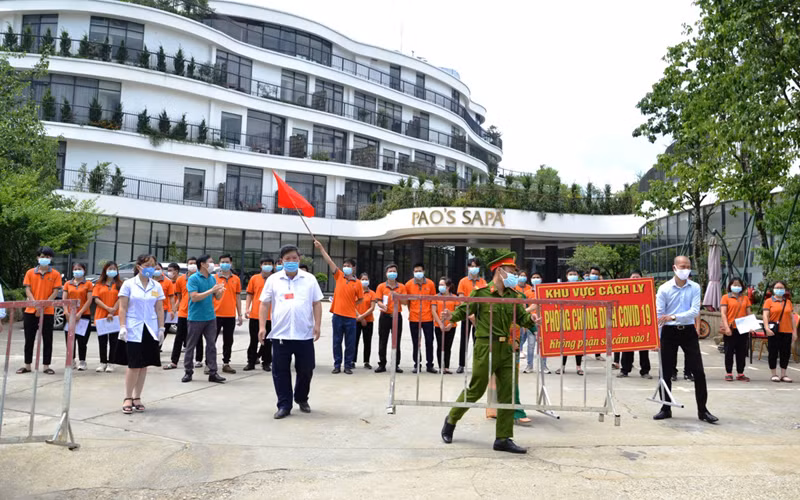 Lực lượng chức năng thực hiện dỡ bỏ phong tỏa, cách ly khách sạn Pao’Sa Pa.
