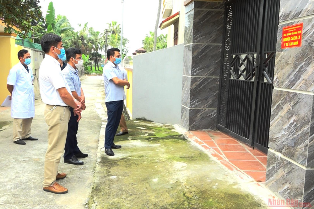 Đoàn công tác của huyện Quảng Xương kiểm tra việc giám sát, theo dõi cách ly y tế người nguy cơ cao. Thanh Hóa khẩn trương truy vết, chủ động chống dịch Covid-19 -0
