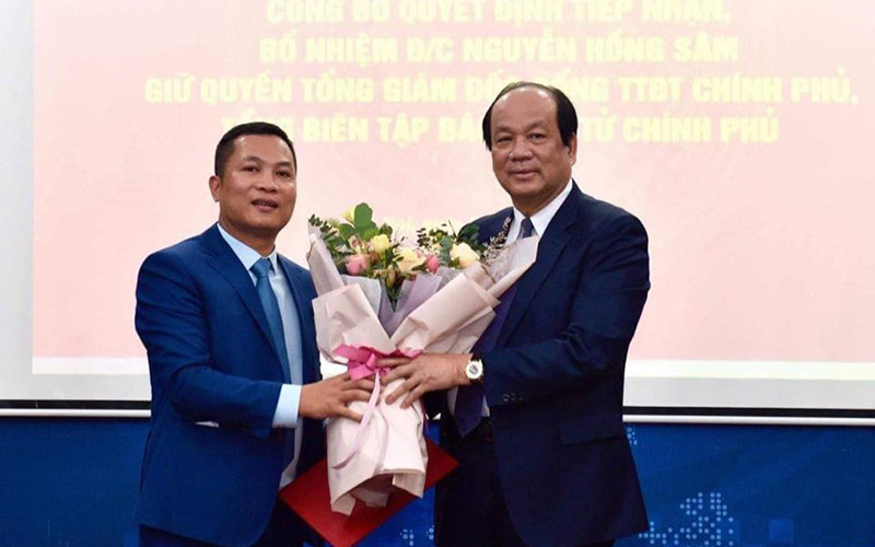  Bộ trưởng, Chủ nhiệm VPCP Mai Tiến Dũng trao quyết định tiếp nhận và bổ nhiệm ông Nguyễn Hồng Sâm giữ chức vụ quyền Tổng Giám đốc Cổng TTĐT Chính phủ kiêm Tổng Biên tập Báo điện tử Chính phủ.
