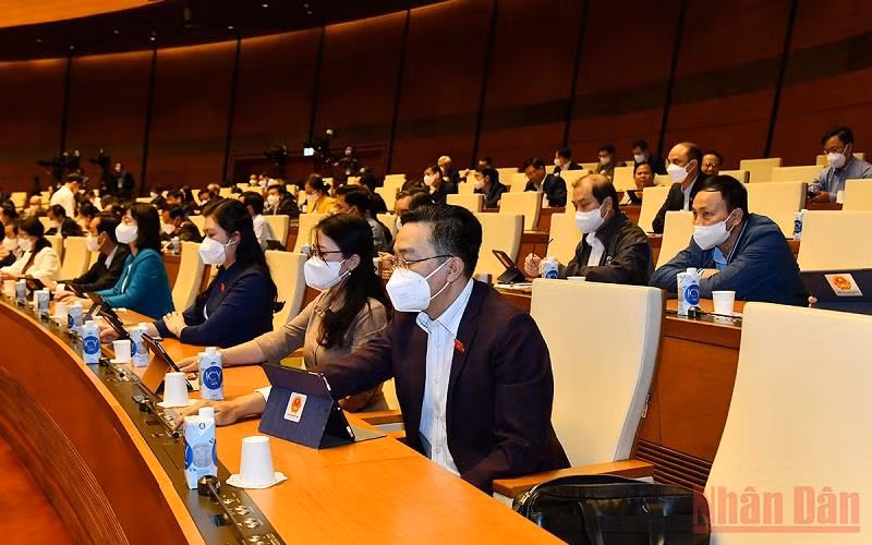 Đại biểu Quốc hội bấm nút biểu quyết thông qua Luật sửa đổi, bổ sung một số điều của Bộ luật Tố tụng hình sự chiều 12/11. (Ảnh: LINH NGUYÊN)