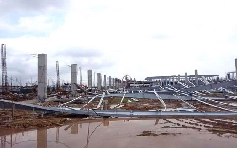 Hiện trường sập nhà xưởng.