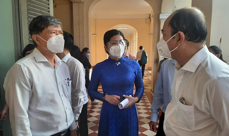Ông Nguyễn Văn Hiếu, Giám đốc Sở Giáo dục và Đào tạo TP Hồ Chí Minh (bên trái) kiểm tra công tác phòng, chống dịch Covid-19 tại Trường THPT chuyên Lê Hồng Phong. Học sinh TP Hồ Chí Minh trở lại trường để học trực tiếp -0