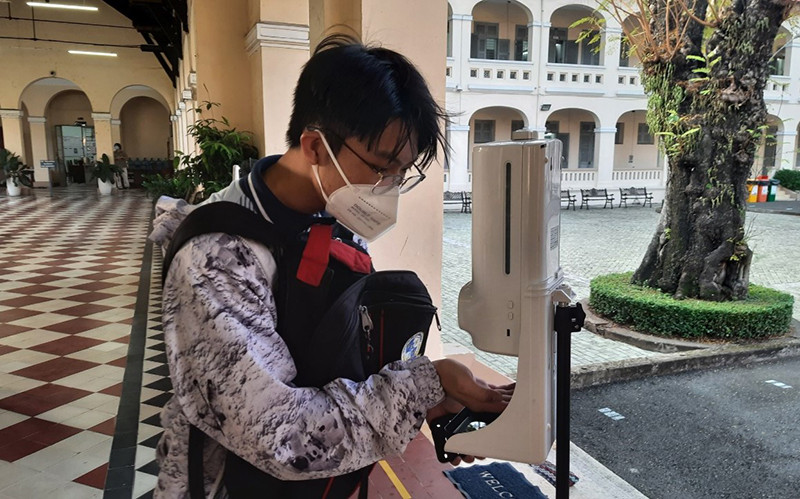Học sinh Trường THPT chuyên Lê Hồng Phong đo thân nhiệt, sát khuẩn trước khi vào trường học. Học sinh TP Hồ Chí Minh trở lại trường để học trực tiếp -0