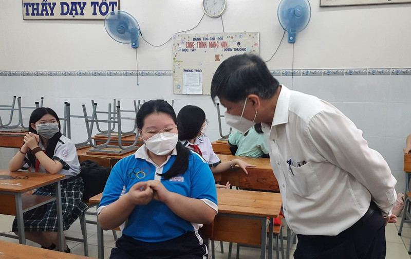 Ông Nguyễn Văn Hiếu, Giám đốc Sở Giáo dục và Đào tạo TP Hồ Chí Minh động viên học sinh Trường THCS Lý Phong. Học sinh TP Hồ Chí Minh trở lại trường để học trực tiếp -0