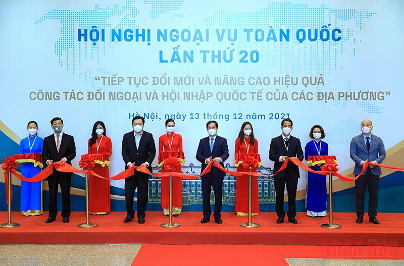 Lễ cắt băng khai trương Triển lãm trưng bày các sản phẩm thương hiệu Việt Nam tại Hội nghị. (Ảnh: Duy Linh)