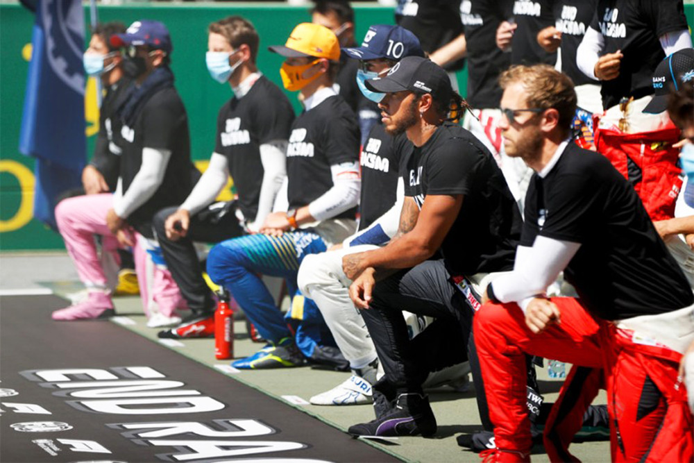Lewis Hamilton cùng một số tay đua thực hiện nghi thức phản đối nạn phân biệt chủng tộc. (Ảnh: CNN) Lewis Hamilton được phong tước ‘Hiệp Sĩ’ -0