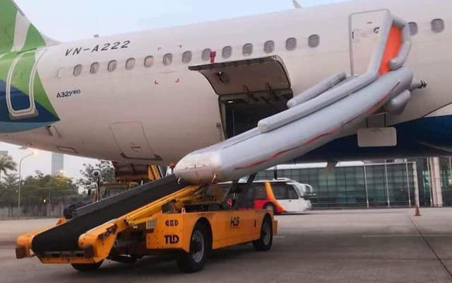 Máy bay VN - A222 của Bamboo Airways bị bung cầu phao thoát hiểm. (Ảnh: Diễn đàn Hàng không)