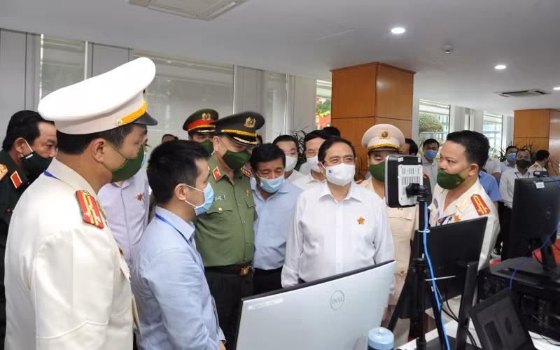 Thủ tướng Chính phủ tham quan hệ thống ứng dụng cơ sở dữ liệu trong thực tiễn.