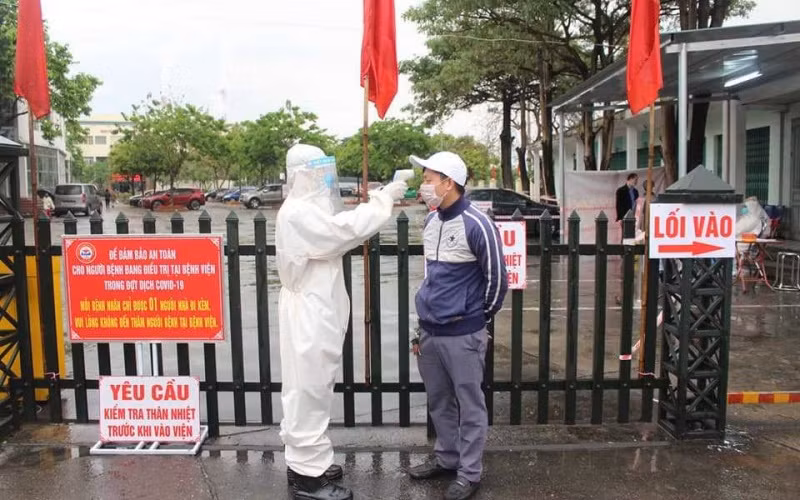 Kiểm tra thân nhiệt tại Bệnh viện Đa khoa Khu vực Cẩm Phả.