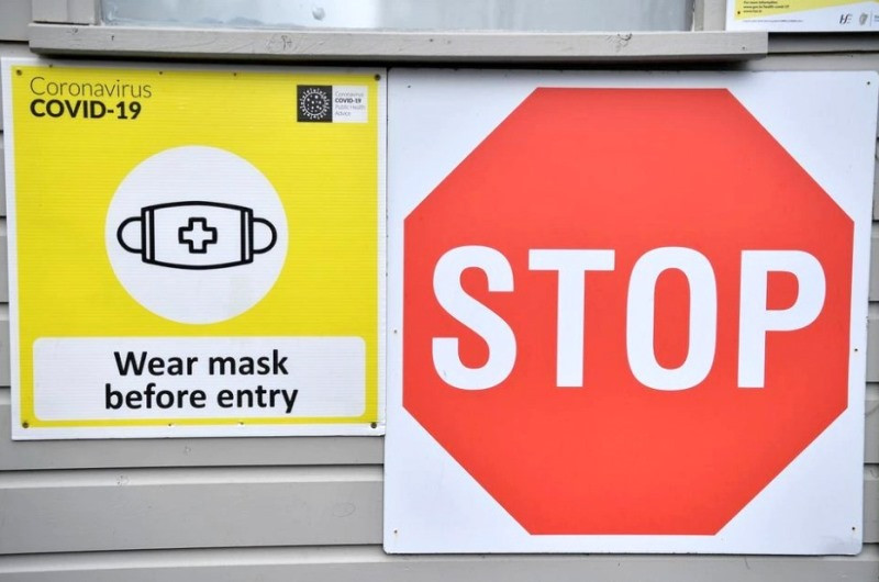 Biển báo yêu cầu đeo khẩu trang bên ngoài 1 trung tâm tiêm chủng ở Dublin, Ireland, ngày 30/11/2021. (Ảnh: Reuters) Thế giới vượt mốc 263 triệu ca nhiễm Covid-19, biến thể Omicron tiếp tục lan rộng -0