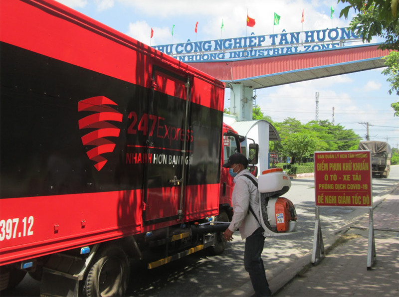 Phun khử khuẩn các loại phương tiện ra vào khu công nghiệp Tân Hương thuộc huyện Châu Thành, tỉnh Tiền Giang. Tổng lực ngăn dịch, dập dịch Covid-19 -0