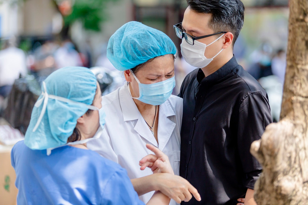Chuyến đi này, có nhiều người chồng tạm biệt vợ, người con tạm biệt mẹ để lên đường thực hiện nhiệm vụ của bác sĩ tại tuyến đầu điều trị. AY8A8536-1628214314152.jpg