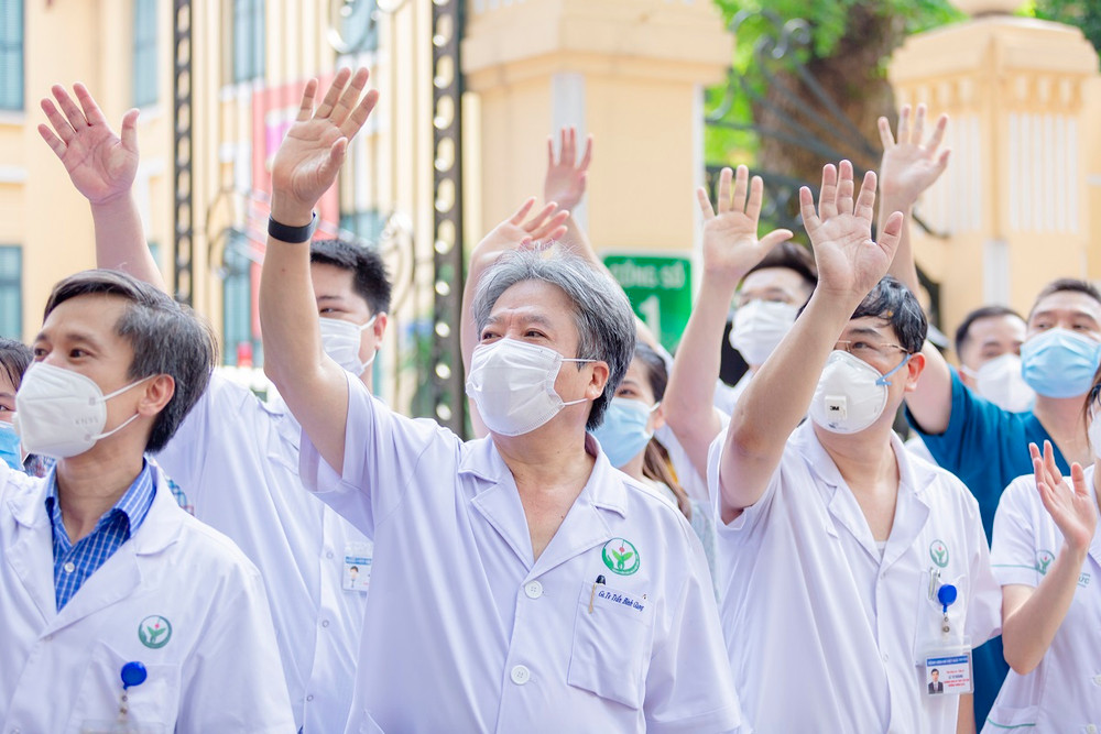 Giám đốc Bệnh viện Trần Bình Giang tiễn các đồng nghiệp lên đường. AY8A8523-1628214313682.jpg