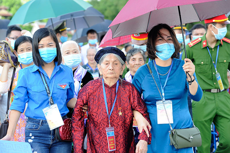 Các Bà mẹ Việt Nam Anh hùng tuổi cao, sức yếu được đoàn viên thanh nhiên nhiệt tình giúp đỡ. Đoàn đại biểu Bà mẹ Việt Nam Anh hùng vào Lăng viếng Chủ tịch Hồ Chí Minh -0