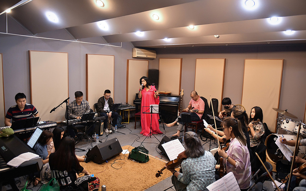Thanh Lam cùng ê kíp luyện tập cho concert "Hẹn yêu". Ca sĩ Thanh Lam “Hẹn yêu” -0