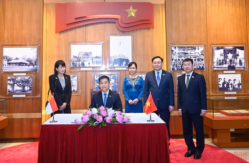 Chủ tịch Quốc hội Vương Đình Huệ đón, hội đàm với Chủ tịch Quốc hội Singapore Tan Chuan-Jin -2