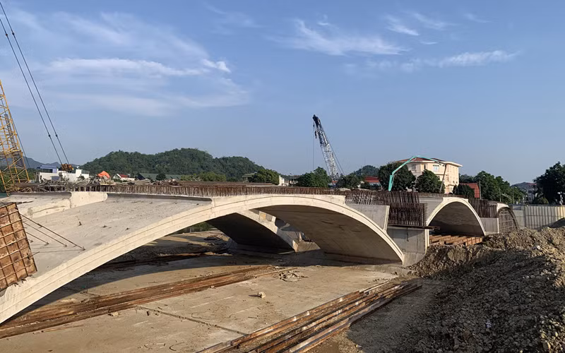 Thi công cầu Đội Kỳ bắc qua sông Cầu, thành phố Bắc Kạn. (Ảnh: Hương Lan)